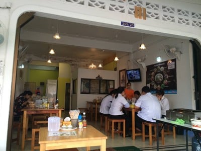 บรรยากาศ ก๋วยเตี๋ยวเรือลอยลำ