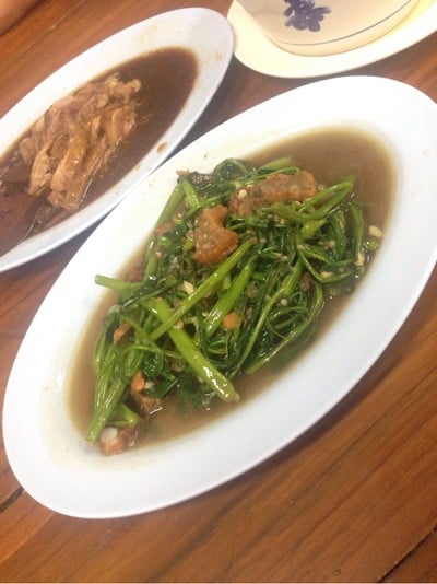 ผัดผักบุ้งหมูกรอบ