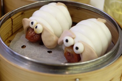 ข้างในคล้ายกุนเชียงค่ะ แต่ไม่หวานเหมือนบ้านเรานะ