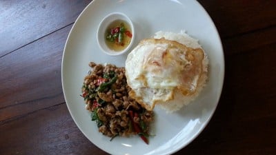 กะเพราหมูไข่ดาว