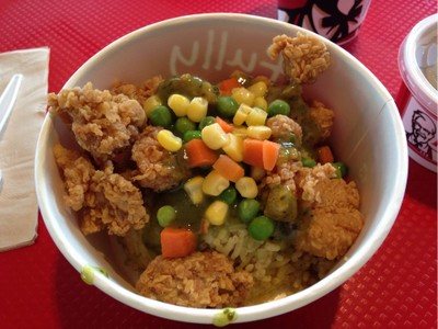 วันนี้ลองเมนูใหม่ ข้าวรสไม่ตีดแต่มีกลิ่นเครื่องแกง ผักยังเย็นอยู่. รวมๆโอเค