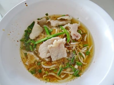 ก๋วยเตี๋ยวเส้นเล็กต้มยำโบราณ