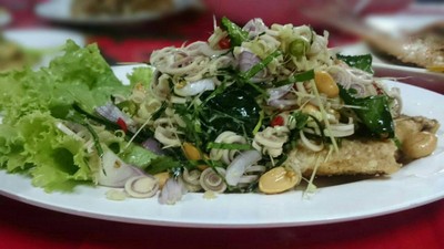 เนื้อปลาทอดกรอบคลุกเคล้าดับเครื่องยำตะไคร้สูตรร้านเรา