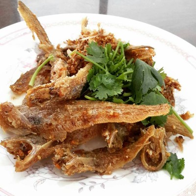 ปลาเนื้ออ่อนทอดกระเทียม