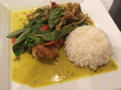 ข้าวหน้าแกงเขียวหวานไก่กรอบ