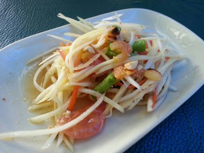 ข้าวมันส้มตำ มีไก่ทอดอยู่ในชุด