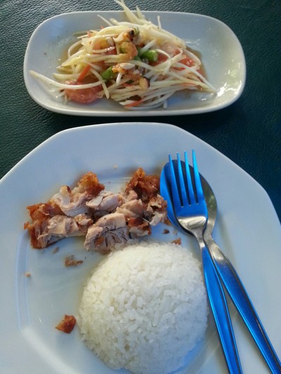 ข้าวมันส้มตำ มีไก่ทอดอยู่ในชุด