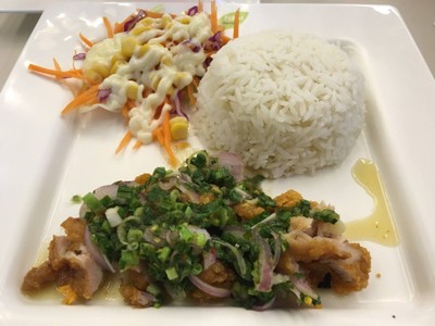 ข้าวยำไก่กรอบสไปซี่