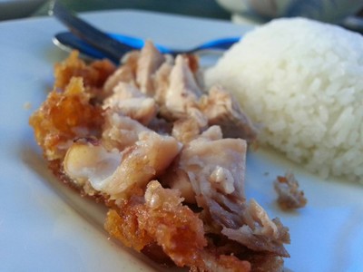 ข้าวมันส้มตำ มีไก่ทอดอยู่ในชุด