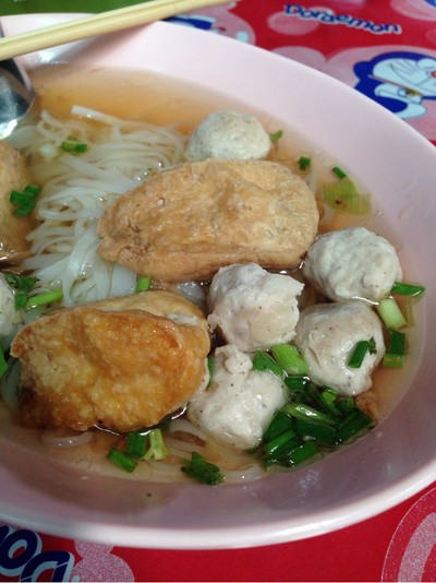 เส้นเล็กลูกชิ้นเต้าหู้