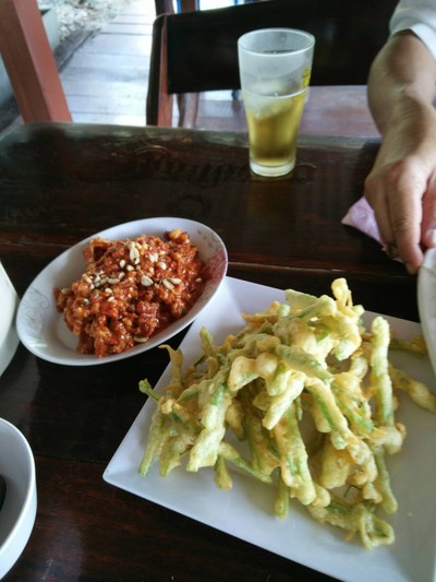 ยำผักบุ้งกรอบ