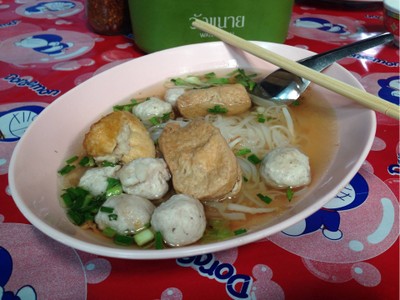 เส้นเล็กเต้าหู้ลูกชิ้นหมู