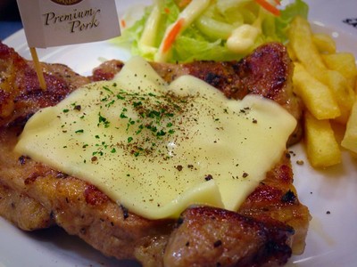 สเต็กสันคอหมูคุโรบุตะพริกไทยดำ