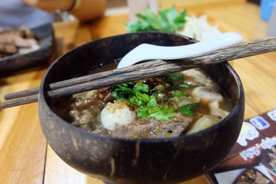 ก๋วยเตี๋ยวเรือเป่าปาก ชามกะลา (Pao Pak Coconut shell noodle) ก๋วยเตี๋ยวเรือเป่าปาก ชามกะลา (Pao Pak Coconut shell noodle)