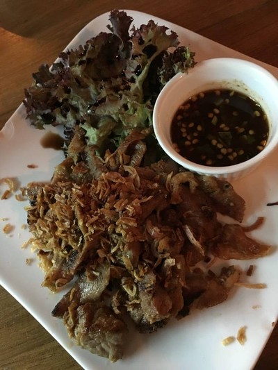 หมูย่างพริกไทยดำจิ้มแจ่ว