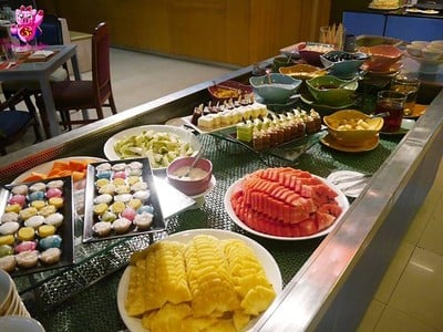 
มุมขนมหวานและผลไม้