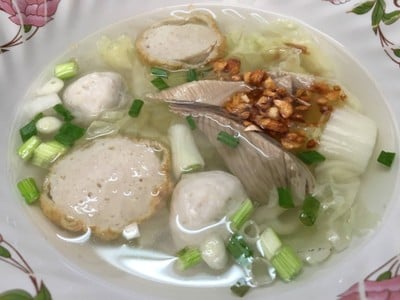 เมนูของร้าน นายย้ง ทรงวาด ก๋วยเตี๋ยวลูกชิ้นปลา .