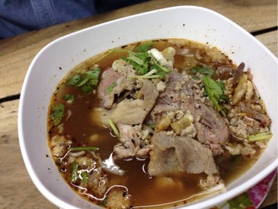 ก๋วยเตี๋ยวกระดูกหมู ป้ายเหลือง
