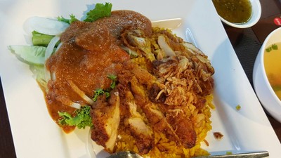 ข้าวหมกไก่ทอด : จานใหญ่ดีใช้ได้ แต่น้ำราดไม่ค่อยแจ่มเท่าไหร่จ๊ะ