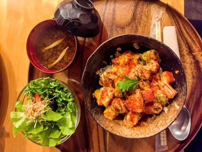 ข้าวหน้าแซลมอนย่างซอสภูเขาไฟ