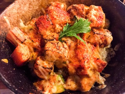 ข้าวหน้าแซลมอนย่างซอสภูเขาไฟ