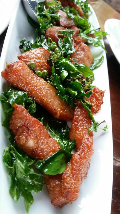 คอหมูทอดสมุนไพร