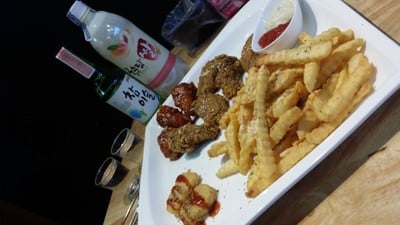 ไก่เกาหลีเซตพร้อมเครื่องดื่มเกาหลีๆ