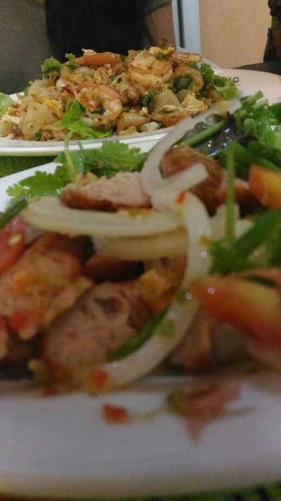 ยำไส้กรอก กับ เส้นใหญ่ผัดมันกุ้ง