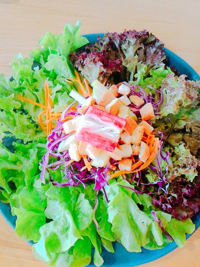 น้ำสลัดเป็นแบบข้นรสเผ็ด คล้ายน้ำจิ้มซีฟู้ด