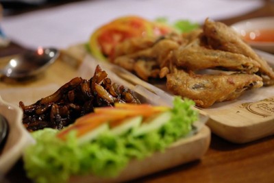 หอยหลอดแดดเดียวกับปีกไก่ทอด