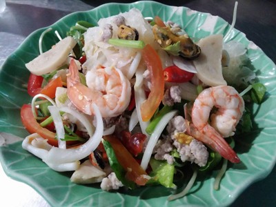 ยำต้นอ่อนทานตะวันทะเล