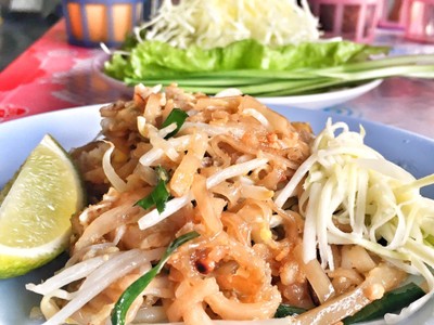 ล้านผัดไทท่าแพ