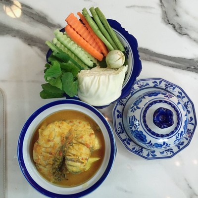 แกงเหลืองปลากระพงทุเรียนอ่อน (335฿) + ข้าวสวย (25฿)