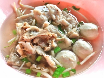 ล้านผัดไทท่าแพ