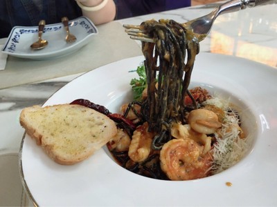 สปาเกตตี้เส้นดำทะเล (280฿)