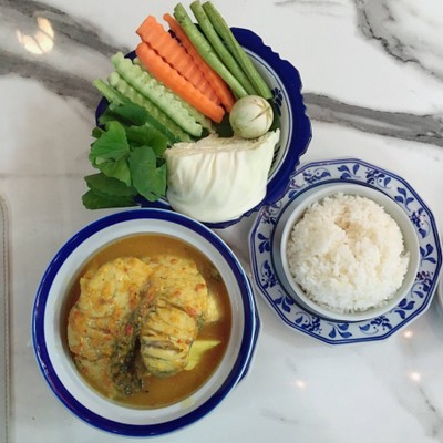 แกงเหลืองปลากระพงทุเรียนอ่อน (335฿) + ข้าวสวย (25฿)