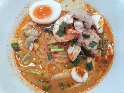 รสแซ่บ ก๋วยเตี๋ยวต้มยำ ไข่หวาน แผงขายอาหารข้างตึก ITF