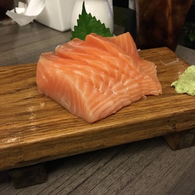 แซลมอนซาซิมิ