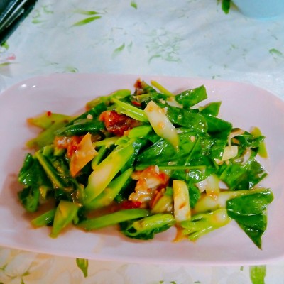 คะน้าปลาเค็มหมูกรอบ
