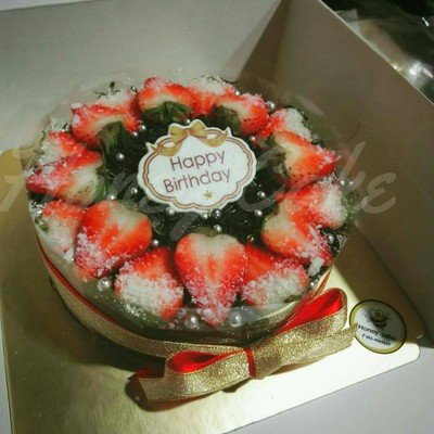 เค้กช็อคโกแลตหน้านิ่มตกแต่งด้วยสตรอเบอรี่ปอนด์ละ300บาท