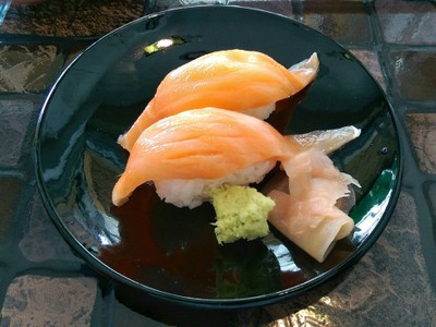 ข้าวปั้นหน้าแซลม่อน