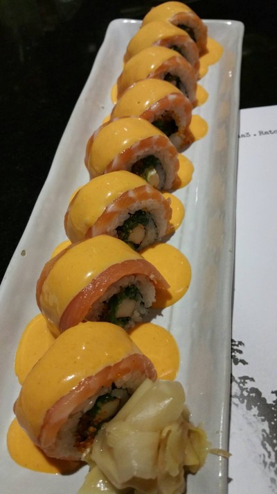 โรลหน้าปลาแซลมอนซอส สไปซี่