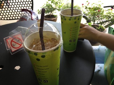 ของเราสั่งน้ำผึ้งเสาวรสสดชื่นดี ส่วนอีกแก้วเป็นโกโก้เย็นก็โอเค