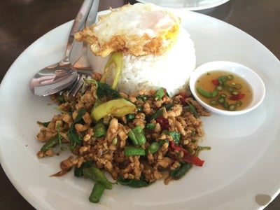 ข้าวกะเพราไก่ไข่ดาว