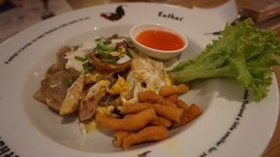 คั่วไก่โก๋กรอบ (คั่วไก่โก๋กรอบ ผัดไทยเสวย) Central Embassy คั่วไก่โก๋กรอบ (คั่วไก่โก๋กรอบ ผัดไทยเสวย) Central Embassy