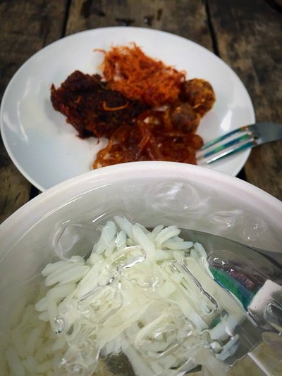 ข้าวแช่ พร้อมเครื่องเคียงครบชุด