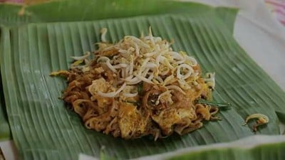 แมนโร่ผัดหมี่โคราชเจ้าเก่าดั้งเดิมหน้าวัดสระแก้ว