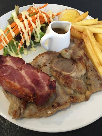 สันคอหมูรมควัน+สเต๊กหมูพริกไทยดำ