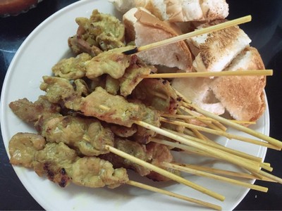 หมูสะเต๊ะ(ไม้ละ5฿) + ขนมปัง(แผ่นละ5฿)