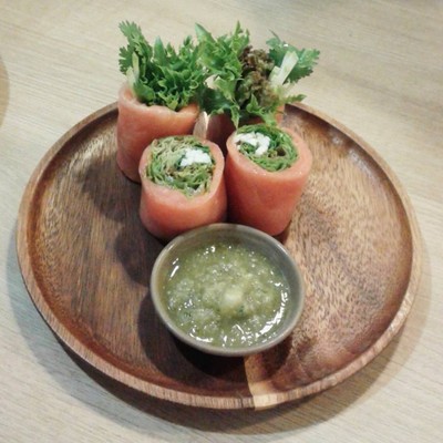 เปาะเปี๊ยะสดไส้แซลมอน